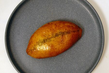 Пирожок с рисом, яйцом и зеленым луком