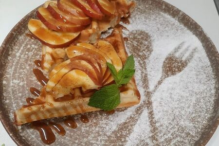 Со свежим яблоком в карамели и корицей