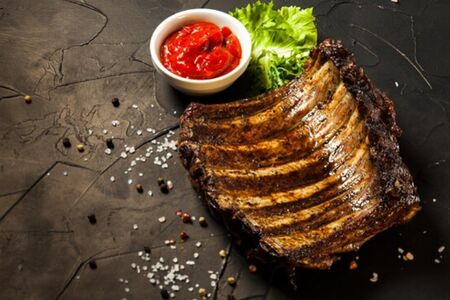 Свиные ребра на гриле с соусом BBQ