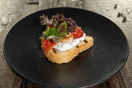 Брускетта с креветками