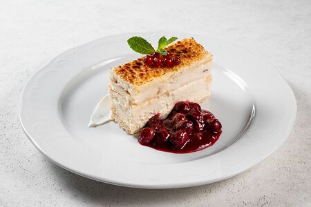 Транчо из рикотты с вишневым соусом и сметаной