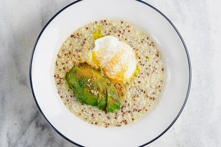 Киноа, авокадо и яйцо пашот