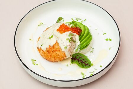 Краб-кейк с гуакамоле и красной икрой