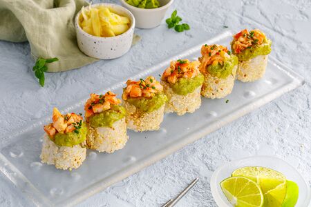 Ролл с креветкой и кремом из авокадо