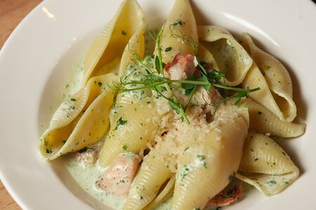Ракушки с лососем и тигровыми креветками в сливочно-шпинатном соусе 