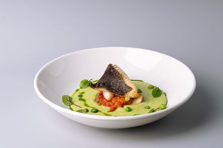 Палтус с кремом из зеленого горошка