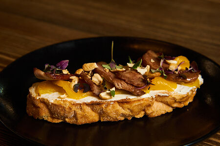 Брускетта с утиным филе и персиками