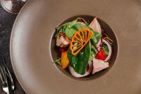 Салат из свинины в медово-горчичном соусе 