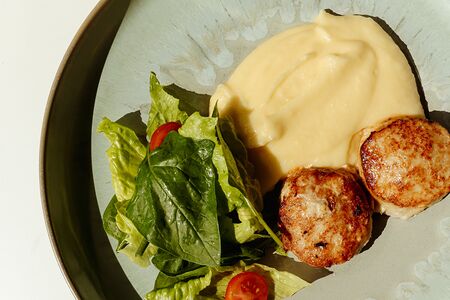 Котлеты из индейки с пюре и домашним лечо