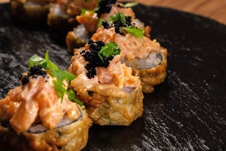 Тёплый ролл с креветкой