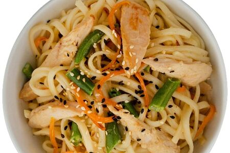 Удон с курицей в сливочном соусе
