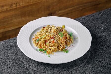Рис Жасмин с овощами и кунжутом