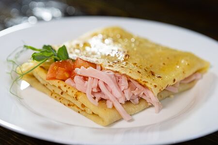 Блин с ветчиной, сыром и помидорами