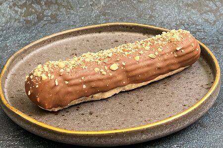 Эклер с шоколадным кремом и миндалем