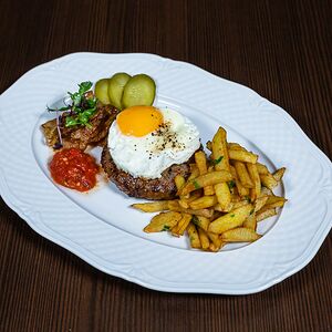 Бифштекс с яйцом с жареным картофелем