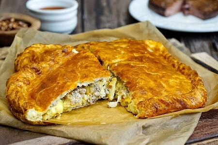 Пирог с фаршем и сыром