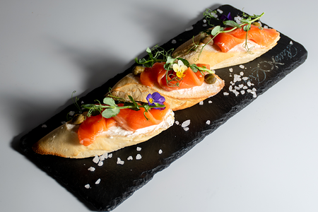 Брускетты с слабосоленым лососем и каперсами