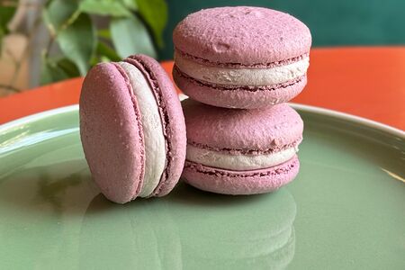 Макарон Лаванда-смородина