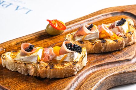 Брускеты с уткой и сыром камамбер