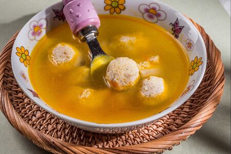 Бульон с куриными фрикадельками