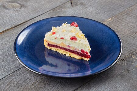 Торт Брусничный с белым шоколадом