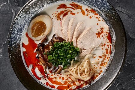 Тайский рамен в бульоне том-кха с курицей