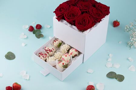 Шкатулка с красными розами и клубникой в шоколаде