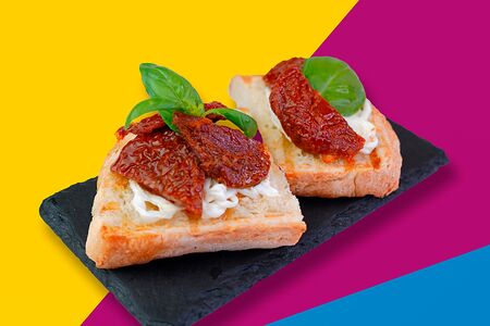 Брускетта с вялеными томатами и страчателлой