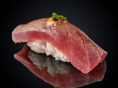 Суши опаленный тунец