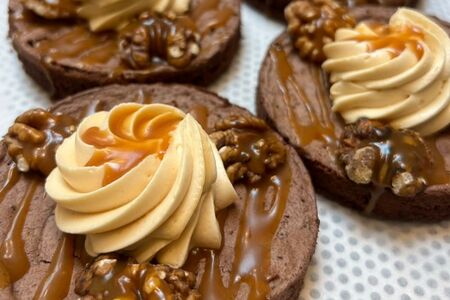 Пирожное Брауни с соленой карамелью и арахисом