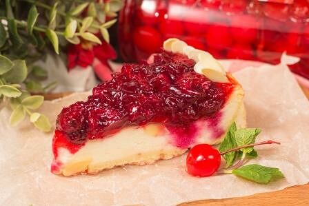 Тарт с садовой вишней