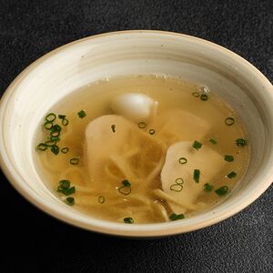 Куриный бульон с перепелиным яйцом