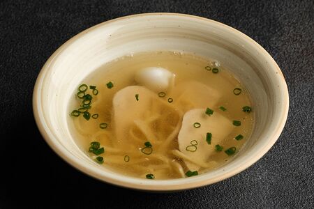 Куриный бульон с перепелиным яйцом