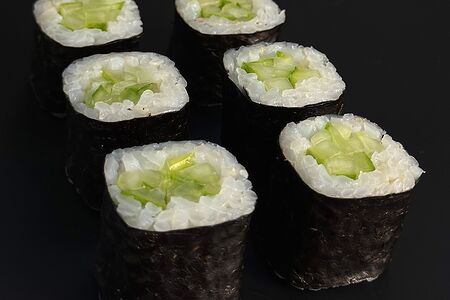 Классический ролл с огурцом