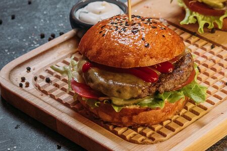 Бургер с котлетой из телятины