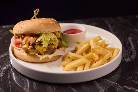 С котлетой из мраморной говядины 