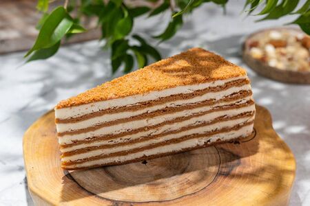 Пирожное Медовик