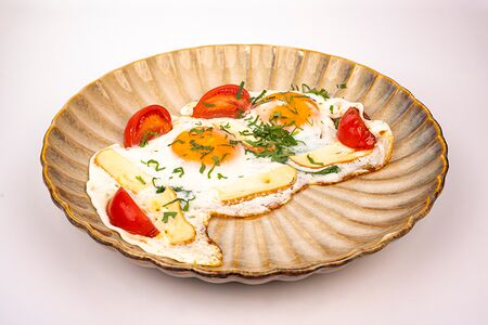 Глазунья с томатами и сыром