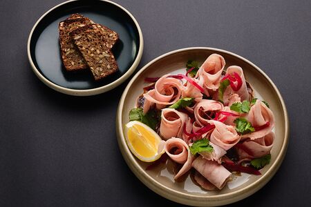 Строганина из пеламиды с соусом из чили-бобов 