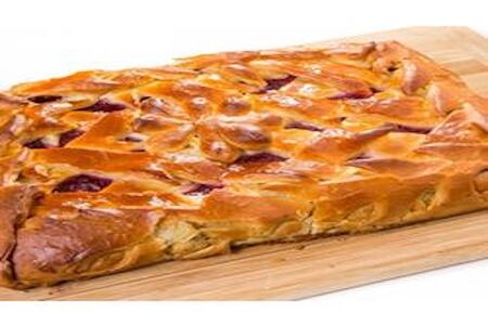 Пирог с бананом и клубникой