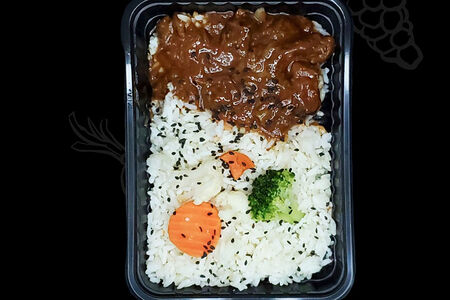 Рис с тушеной говядиной в кисло-сладком соусе