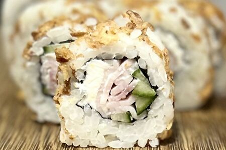 Ролл с беконом и луком фри