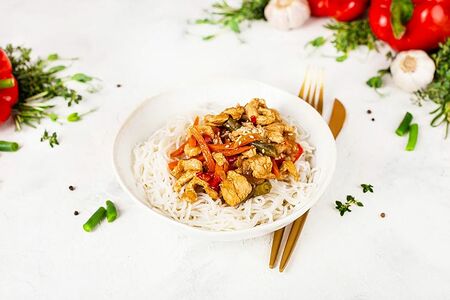 Курица Сайвай с рисовой лапшой