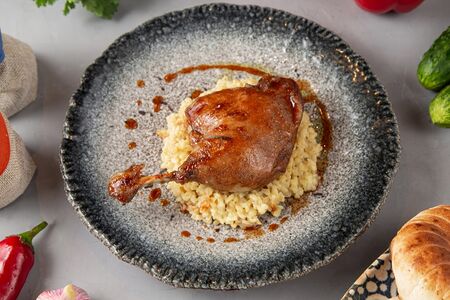 Утиная ножка в яблочной глазури с булгуром