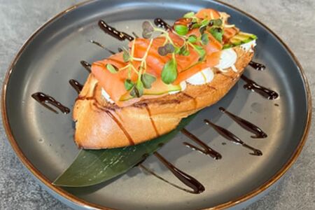 Брускетта с лососем