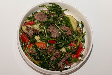 Теплый салат с телятиной и рукколой