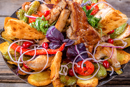 Ассорти из телятины, баранины, цыпленка с овощами