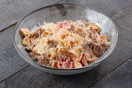 Спагетти с цыпленком, беконом и шампиньонами