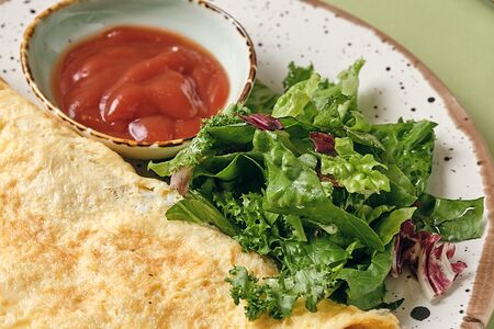 Омлет с куриной грудкой и зеленью 