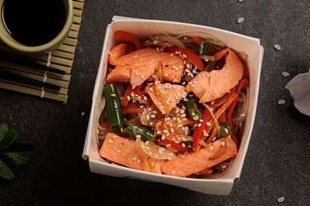 Лапша Вок с лососем